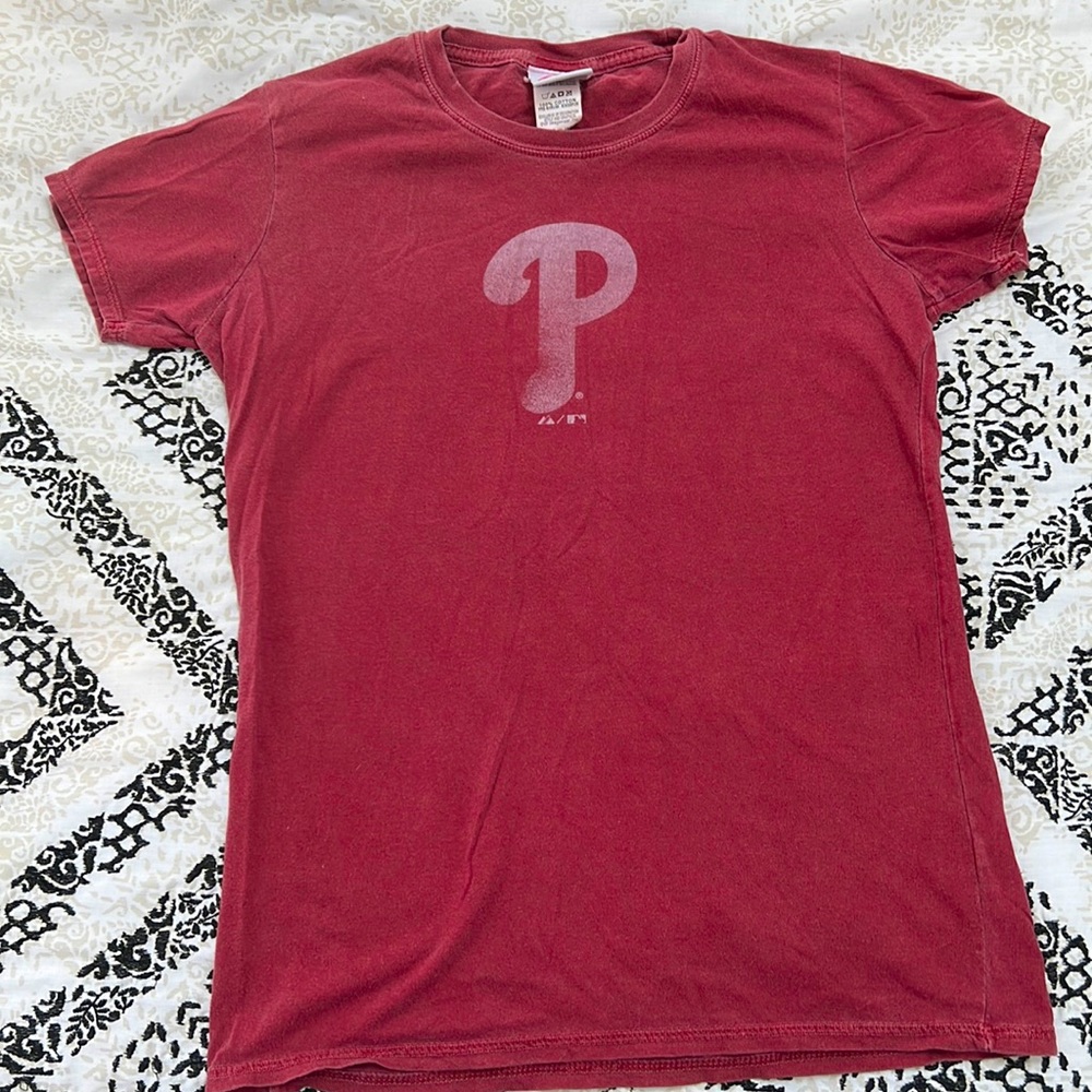Women’s medium Philadelphia Phillies majestic weathered red T-shirt